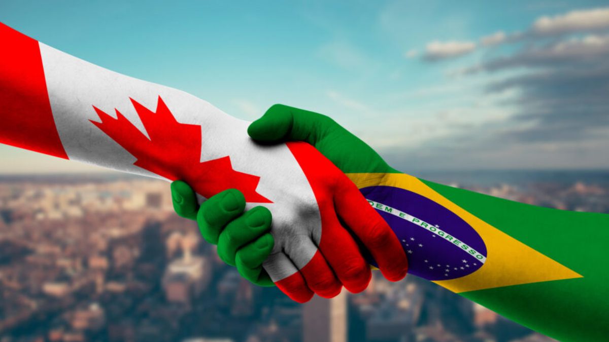 Brasil e Canadá apertando as mãos, em simbolismo ao avanço das negociações do novo acordo comercial