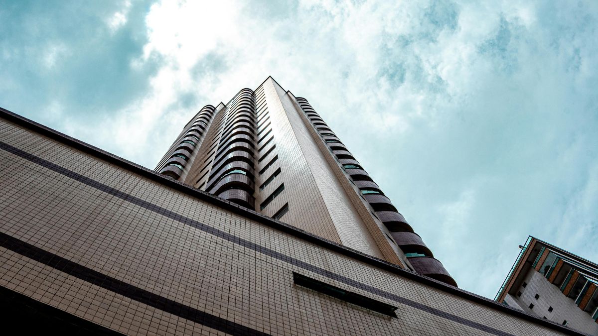 Arquitetura moderna transmitindo a ideia de uma estrutura de gestão de caixa sólida, segura e bem planejada para empresas