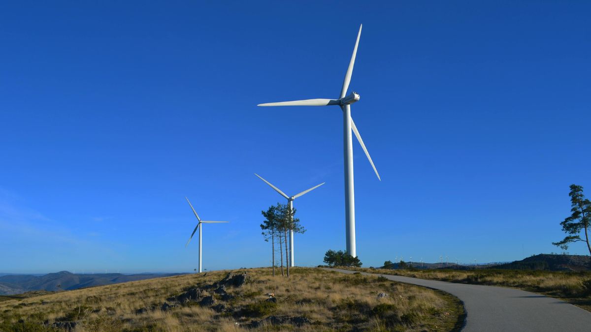 Geradores de energia eólica representando o mercado de energia e a migração da Axia Energia na B3.