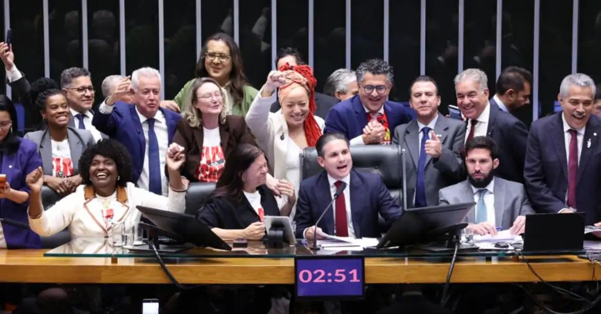 Deputados da Câmara comemorando aprovação da nova jornada de trabalho