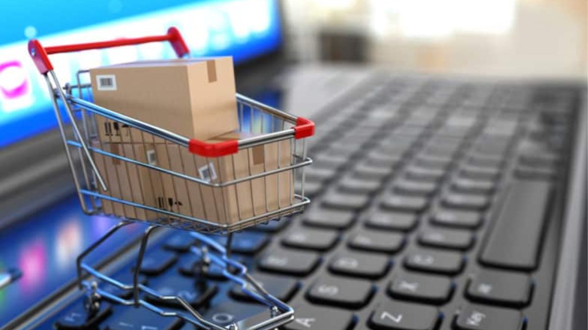 Canais de venda representados por carrinho de compras em cima do teclado de laptop