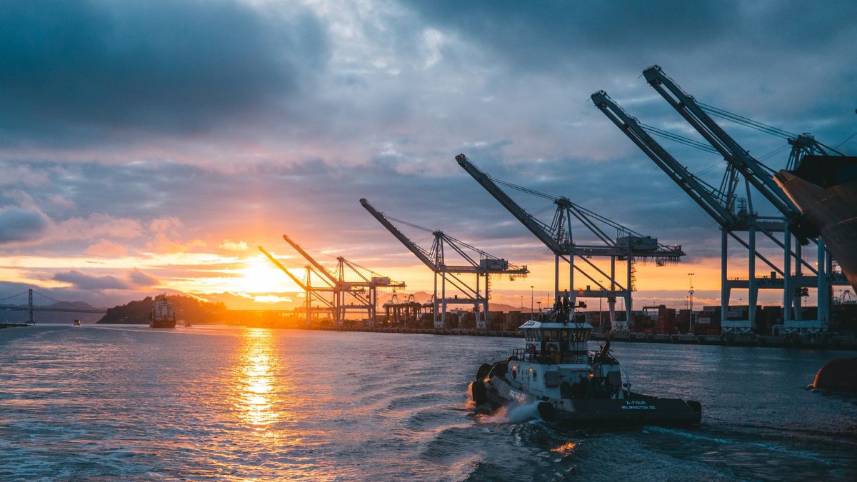 Plataforma de petróleo offshore representando as commodities que moldam o cenário macroeconômico