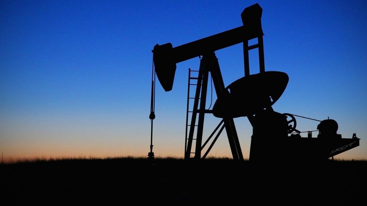 Bomba de extração de petróleo simbolizando a crise no abastecimento energético devido a conflitos internacionais