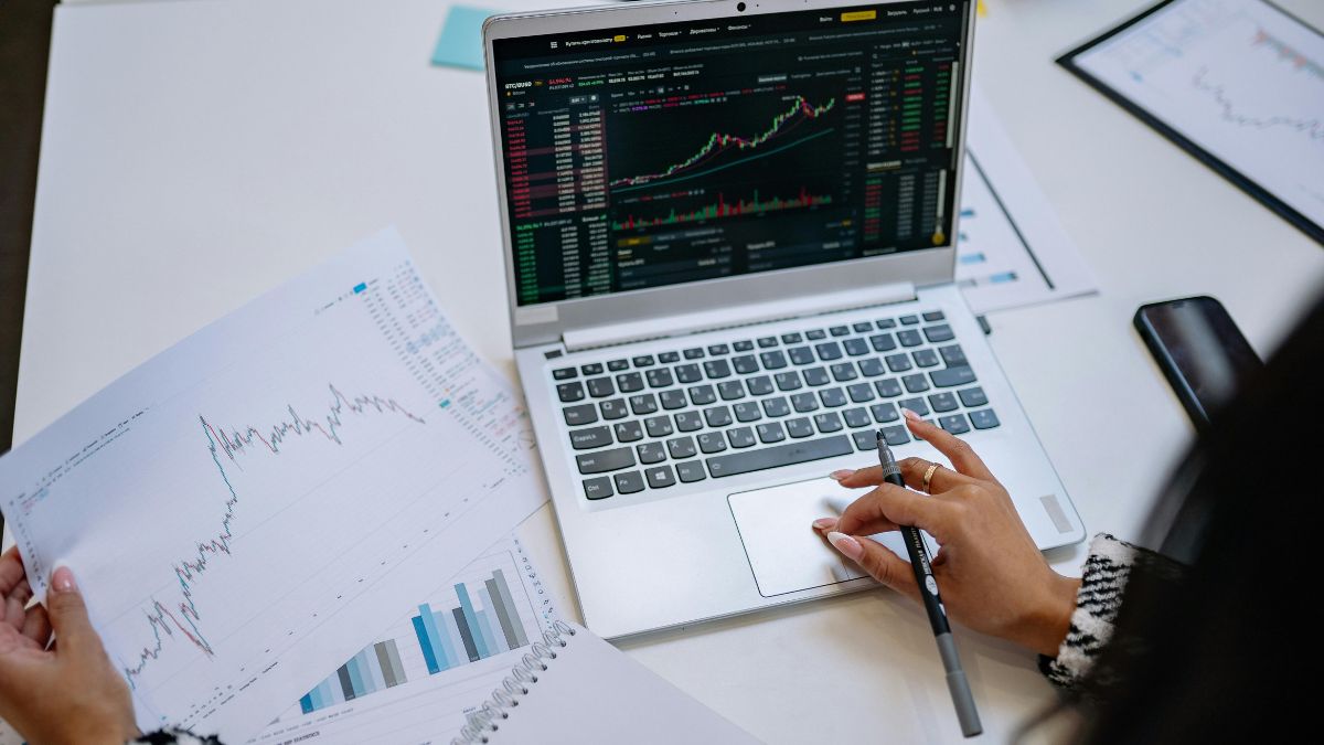 Notebook com gráficos financeiros simbolizando o novo desenrola Brasil para empresas