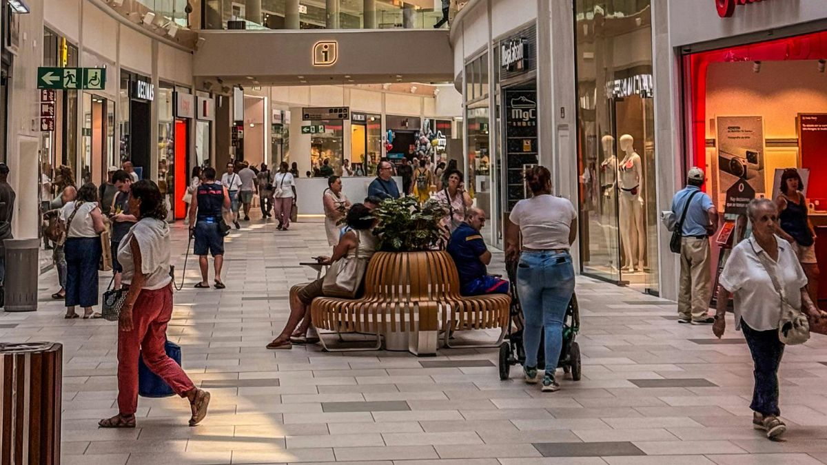 Pessoas caminhando em shopping para ilustrar o Dia dos Namorados de 2026, que deve injetar R$ 22 Bi na economia brasileira