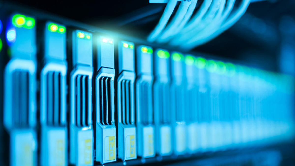 Servidores de data center representando o risco de disparo da emissão de carbono, ameaçando as metas globais de sustentabilidade
