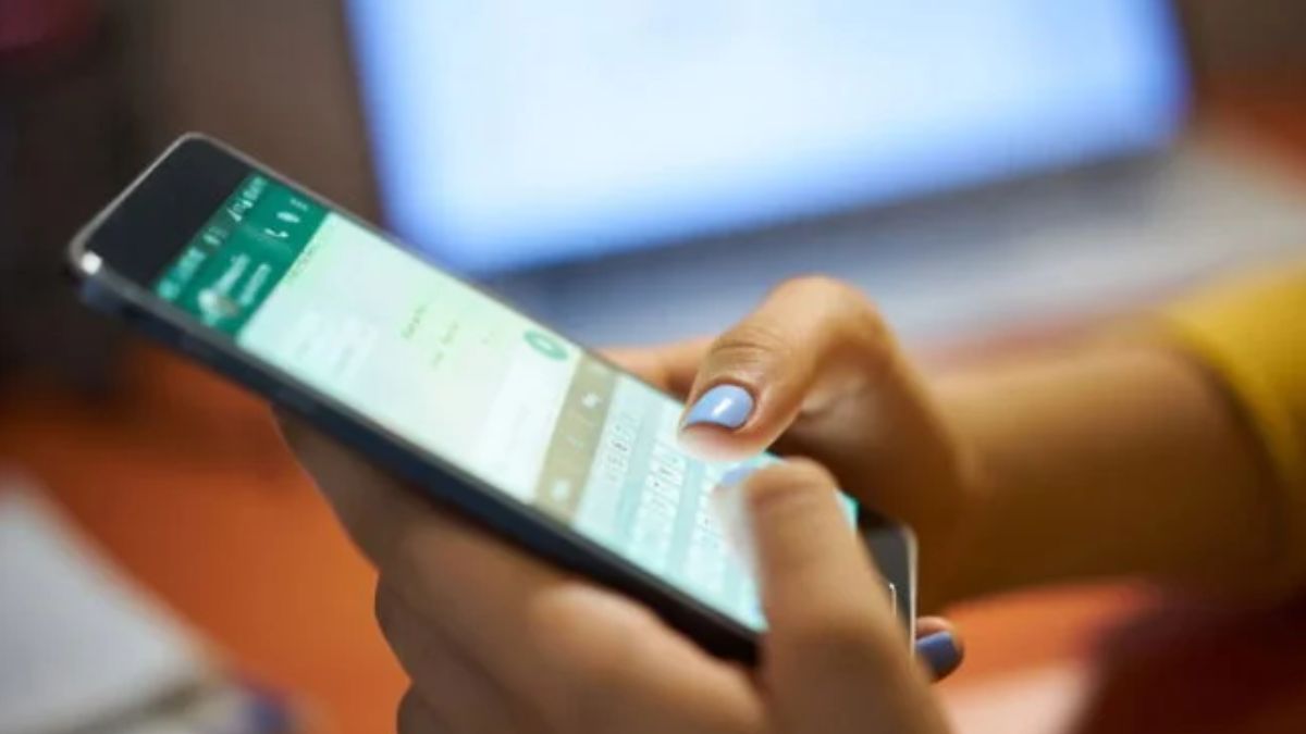 Celular com WhatsApp aberto, representando a assistência jurídica gratuita disponibilizada pela LIVIA Cidadão, lançada pela deeptech Fortex