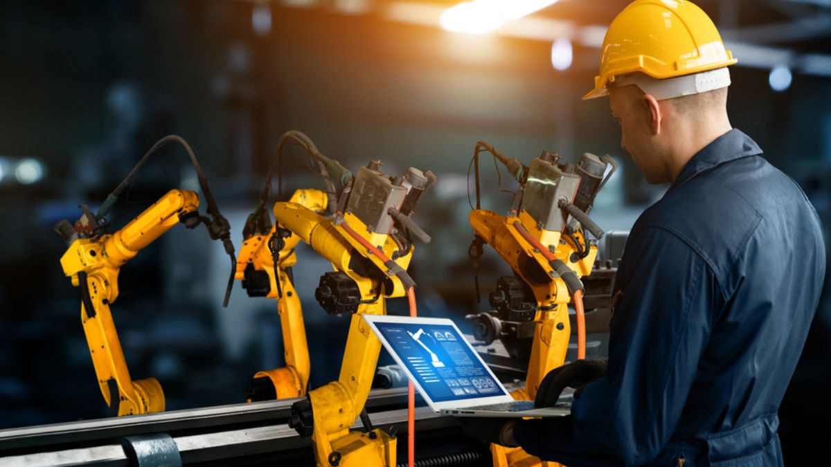 Operário trabalhando em linha de montagem automatizada de alta tecnologia representando a indústria manufatureira