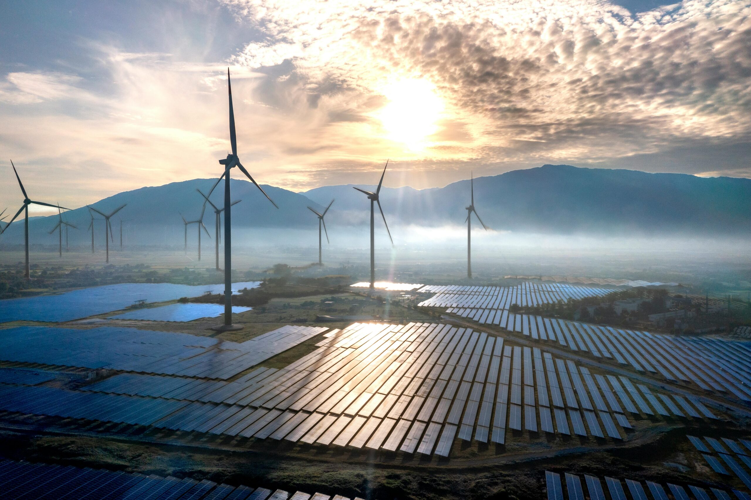 Turbinas eólicas representando investimento em energia renovável