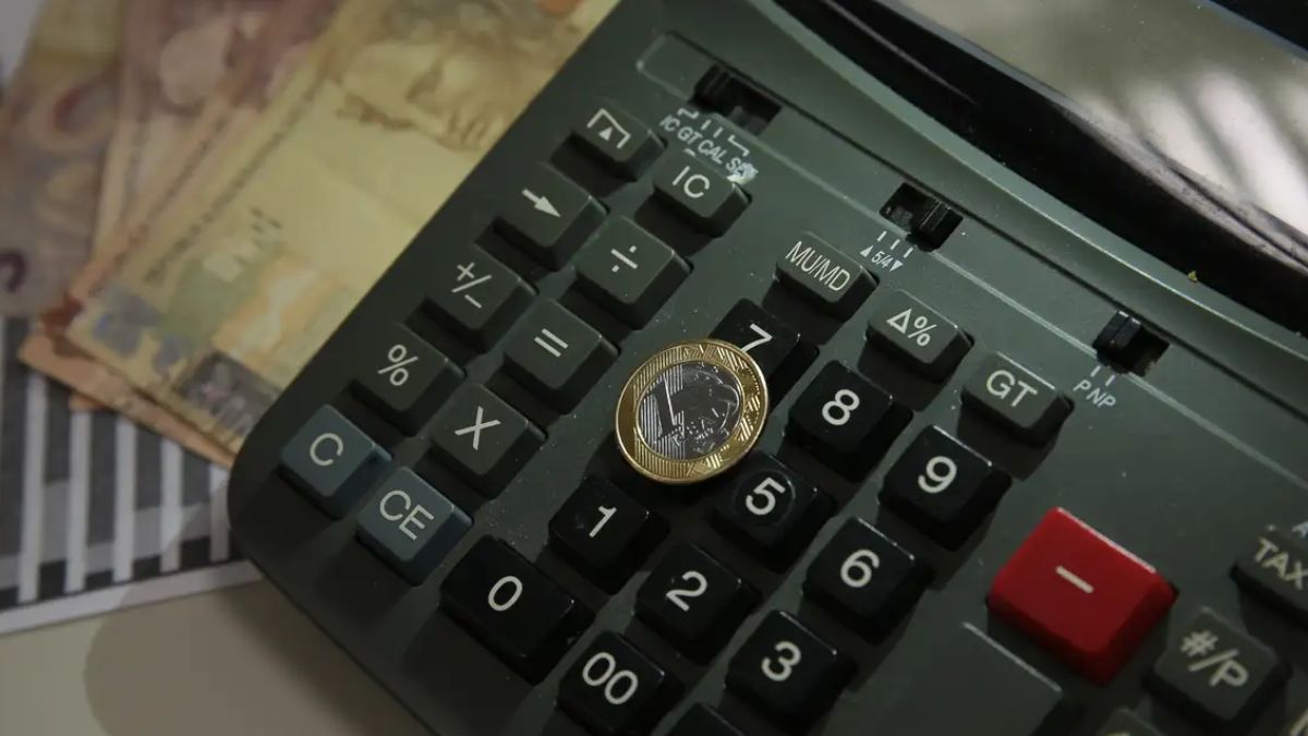 Calculadora ilustrando a prévia da inflação de 15 de maio, que supera teto da meta e pressiona juros