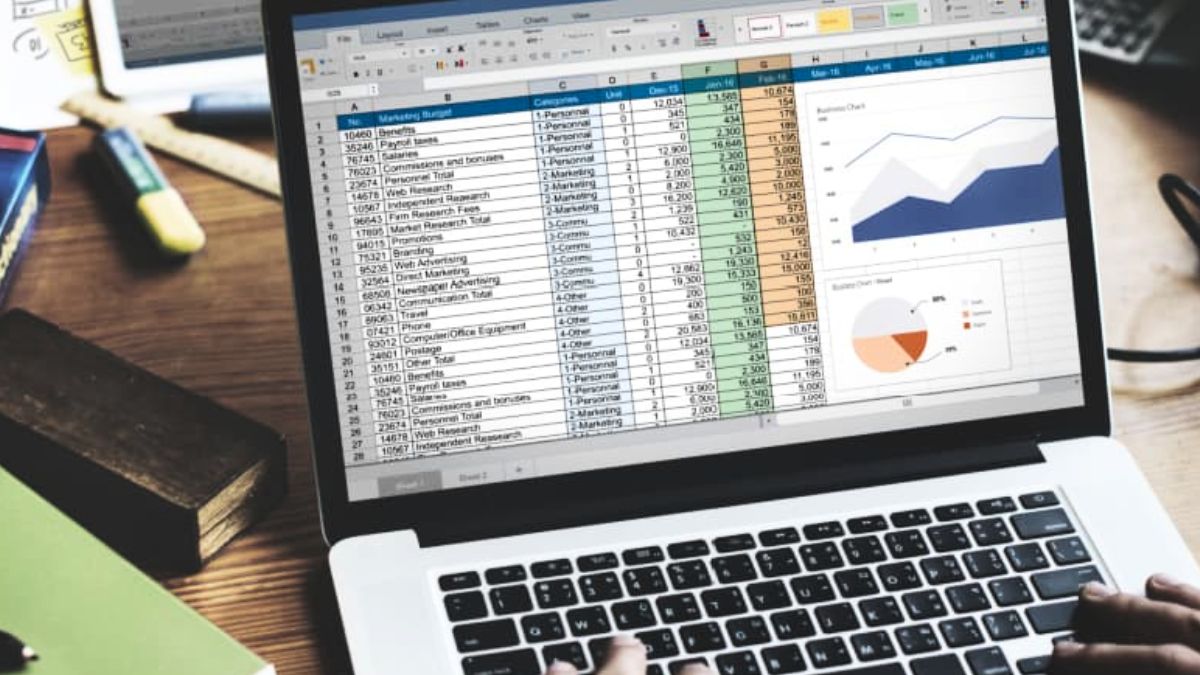 Computador mostrando uma planilha de planejamento fiscal para representar o impacto da mudança no imposto de renda para as empresas