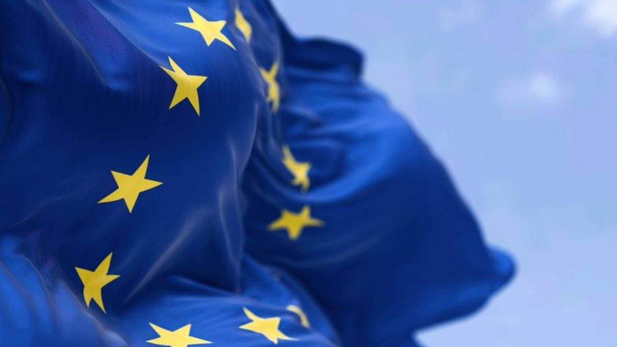 Bandeira da União Europeia representando novo mercado de startups de IA, visando soberania tecnológica
