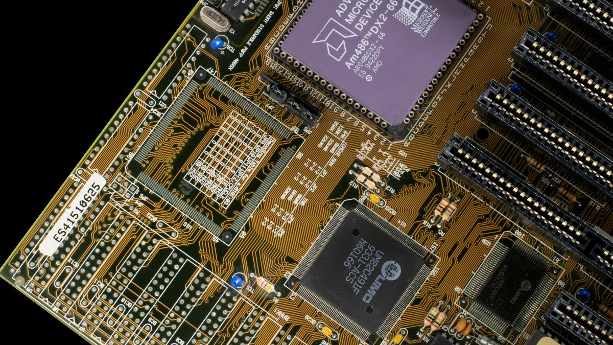 Microchip em close, simbolizando o investimento conjunto da Nvidia e SoftBank na infraestrutura de tecnologia da informação