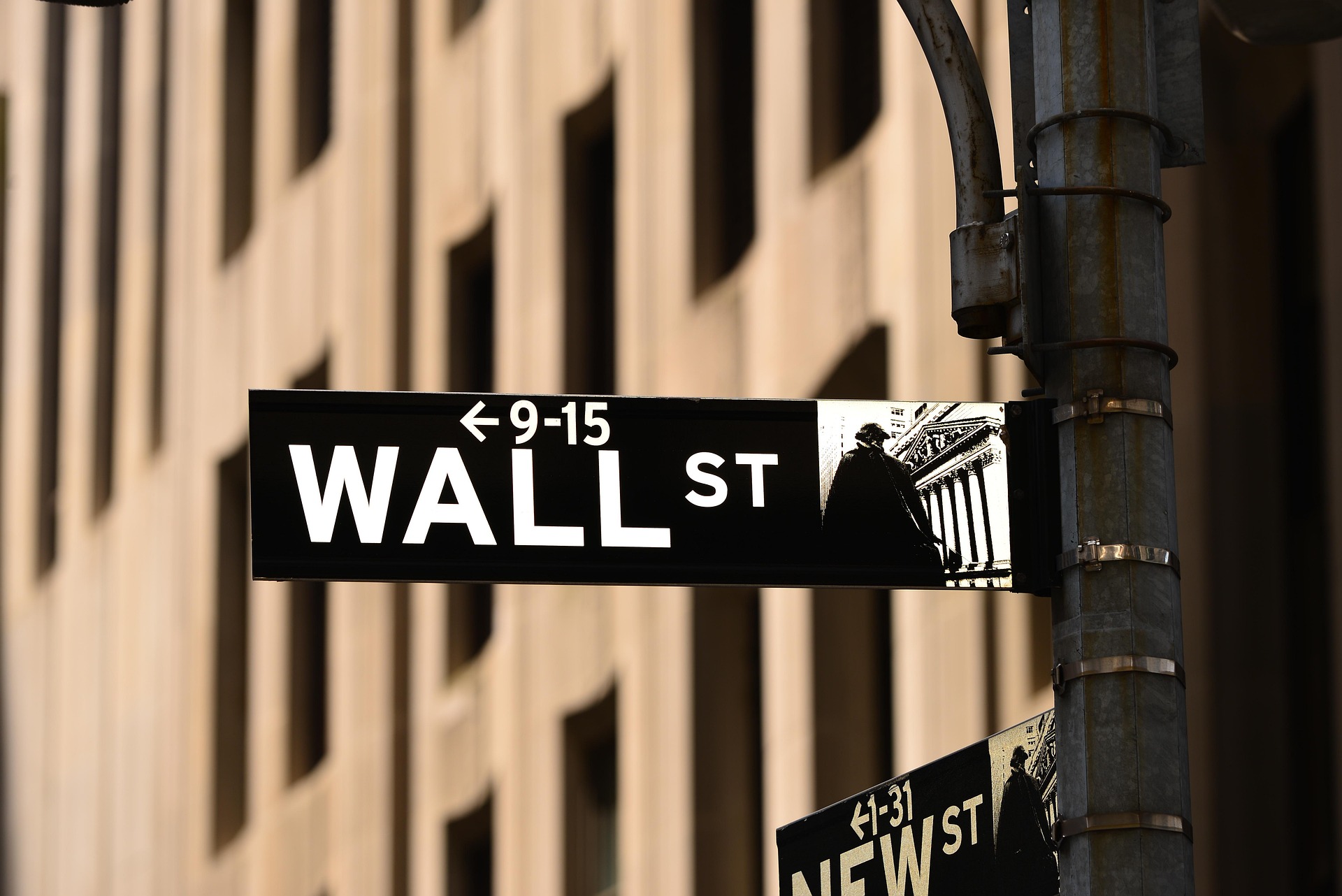Placa de Wall Street representando PIB dos Estados Unidos