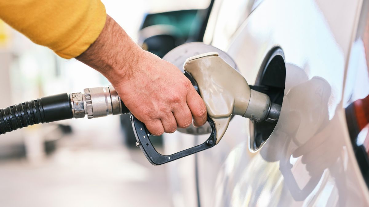 Abastecimento de carro com gasolina, representando o decreto que regulamenta a subvenção econômica para produtores e importadores de combustíveis