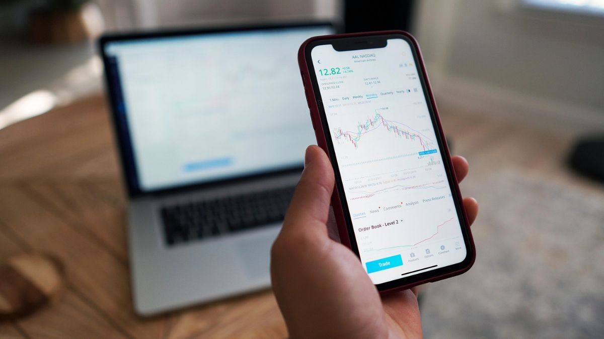 Investidor analisando gráficos financeiros, ilustrando a preocupação com a segurança jurídica no Brasil