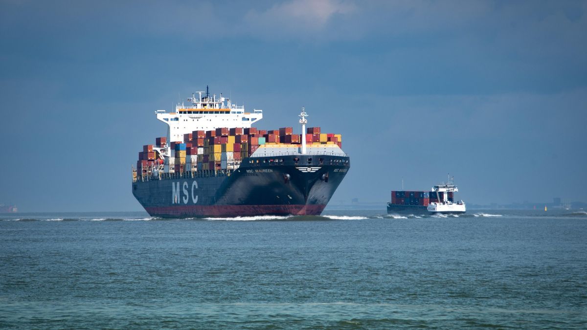 Navio cargueiro transportando mercadorias em mar aberto, representando os riscos nas rotas comerciais que afetam o ambiente de negócios