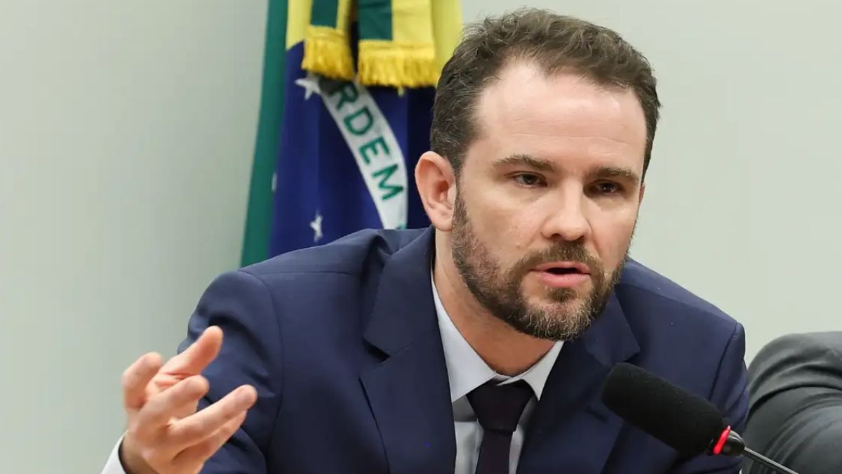 Dario Durigan em entrevista coletiva explicando acordo para viabilizar empréstimo ao BRB