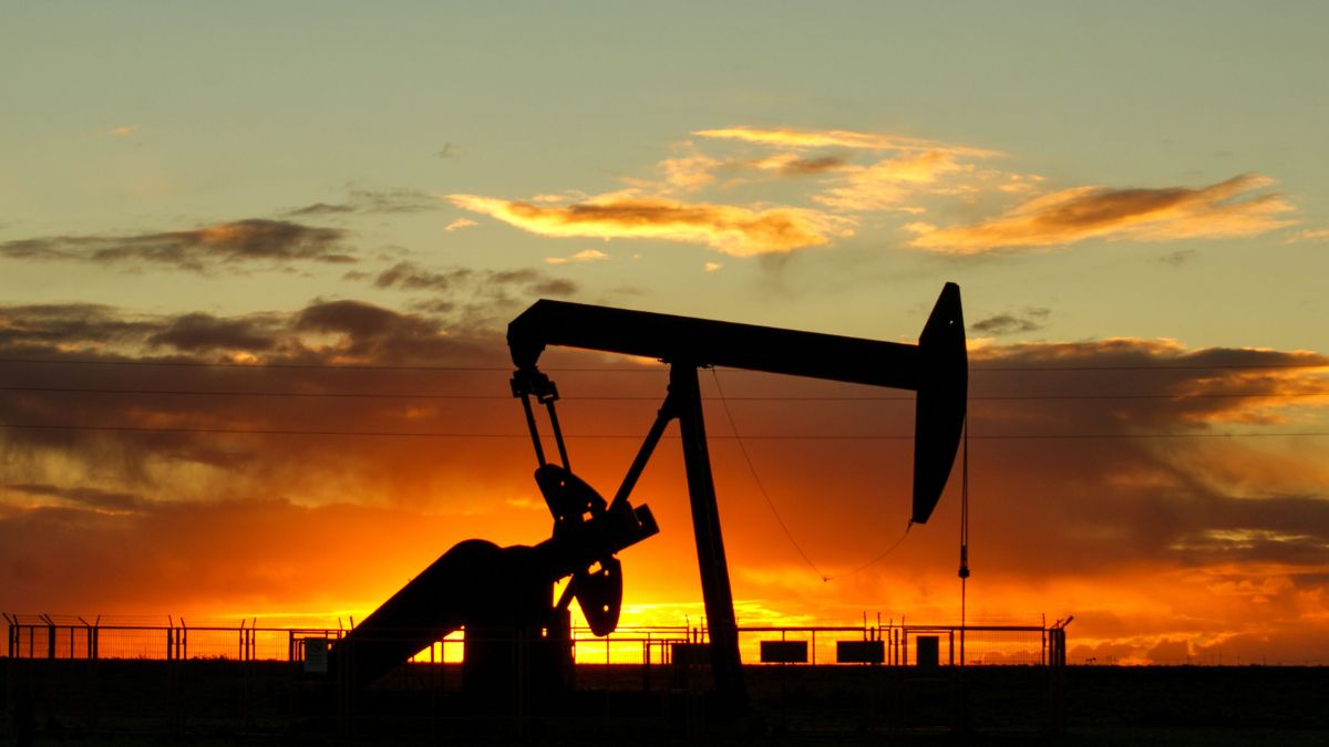 Bomba de extração de petróleo simbolizando o adiamento do acordo entre EUA e Irã