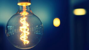 Lâmpada elétrica simbolizando a projeção da Aneel de alta na conta de luz