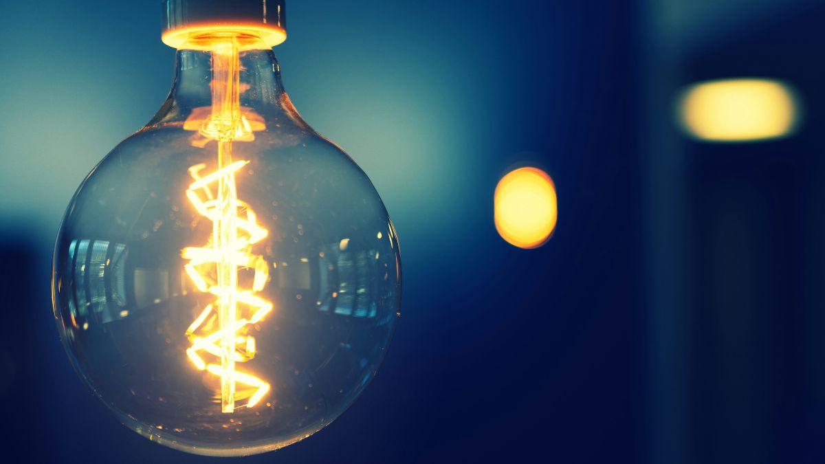 Lâmpada elétrica simbolizando a projeção da Aneel de alta na conta de luz