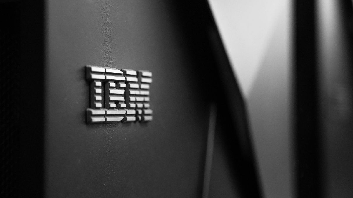 Logomarca da IBM prateada em fundo preto, para ilustrar o lançamento da arquitetura nanostack, que entrega 50% mais desempenho