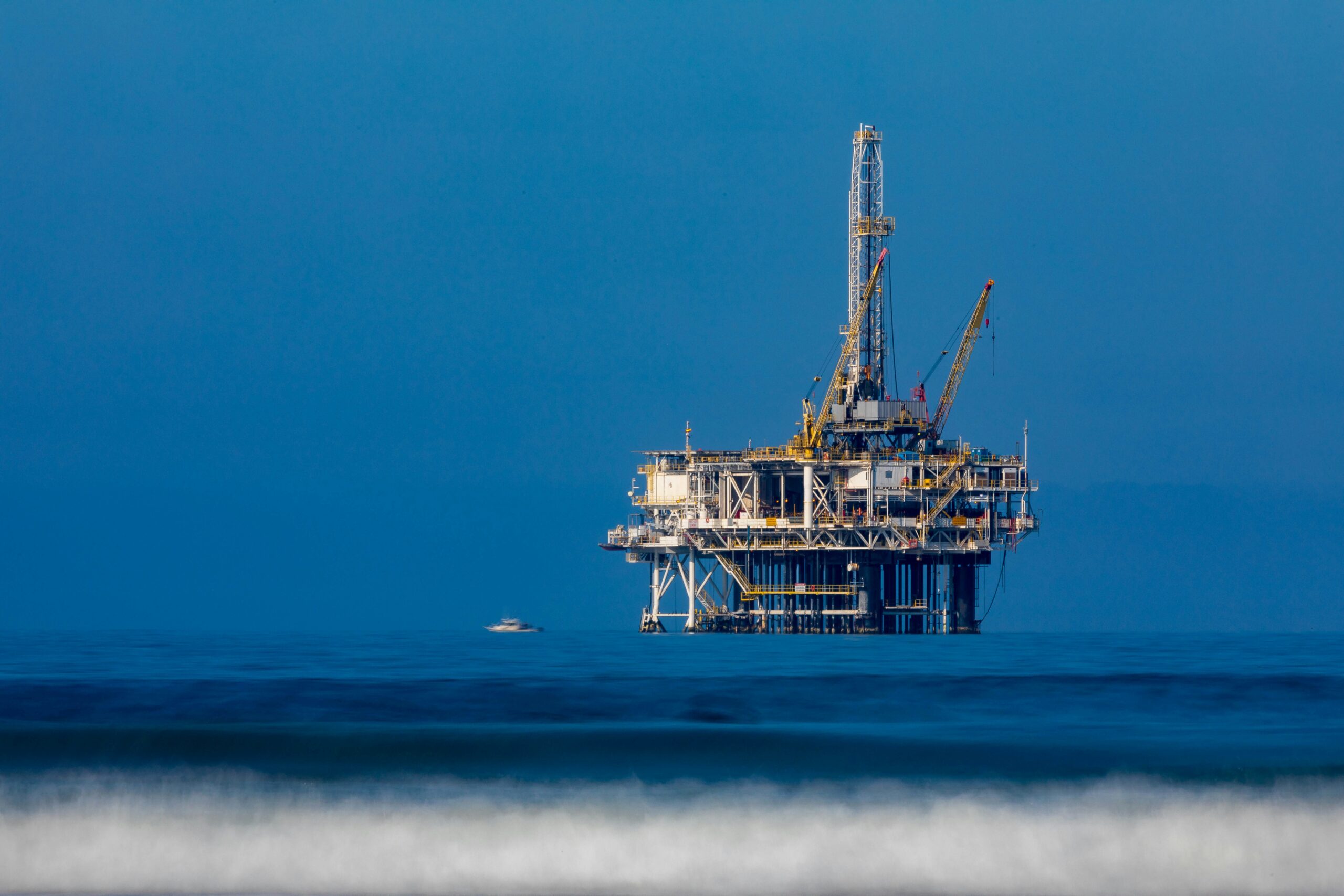 Extratora de petróleo off shore simbolizando que os leilões de petróleo e gás agora exigem garantias