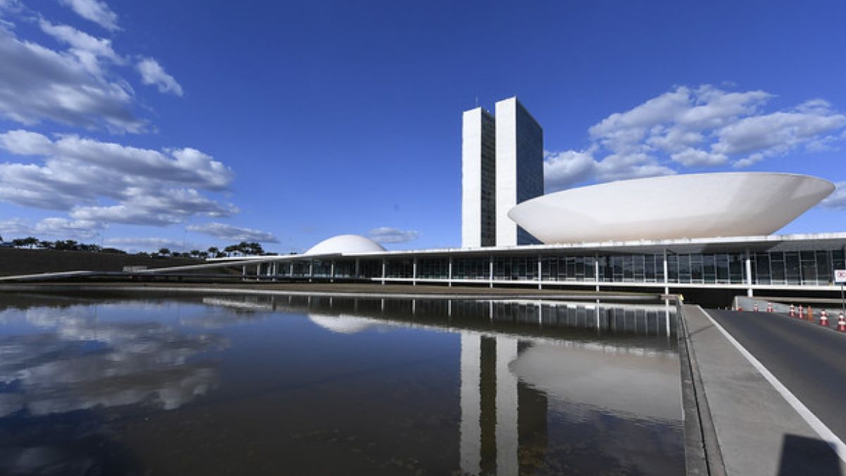 Fachada do Congresso Nacional em Brasília sob um céu azul, representando o avanço legislativo da autonomia do Banco Central.