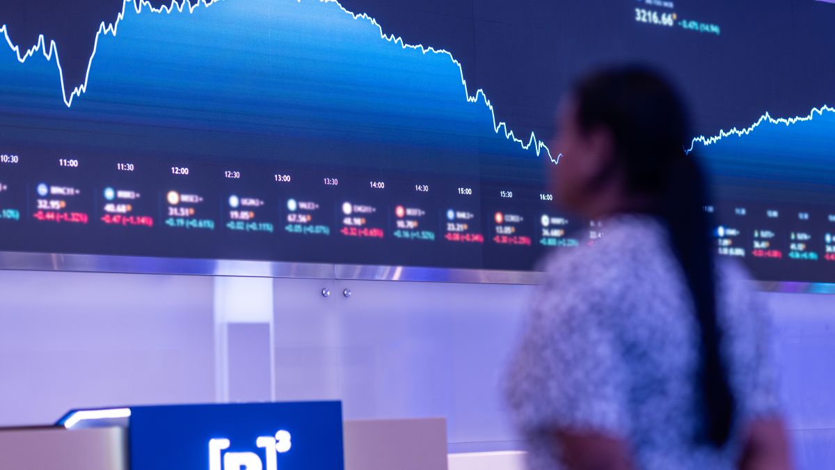 Painel eletrônico da B3 exibindo oscilações de ações para ilustrar os motivos pelos quais a bolsa caiu
