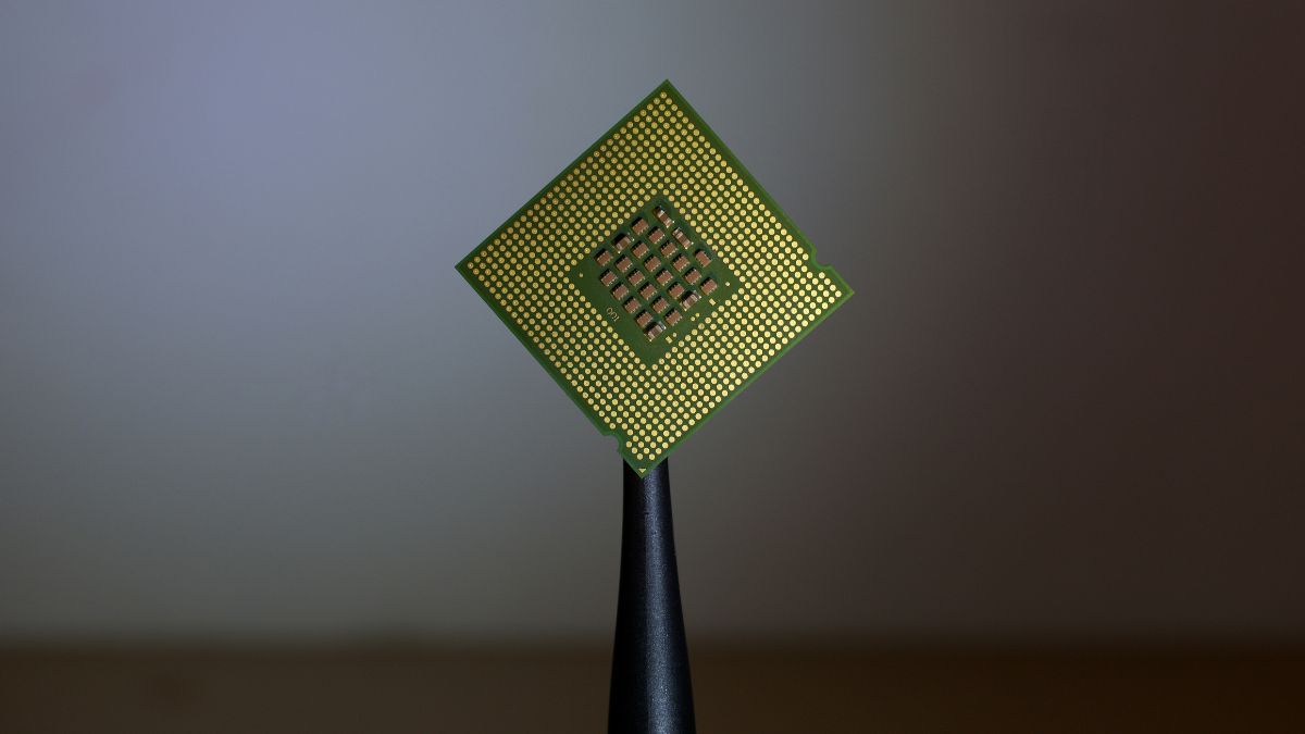 Microship de alta tecnologia em close, simbolizando o lançamento do chip de ia jalapeno da Openai