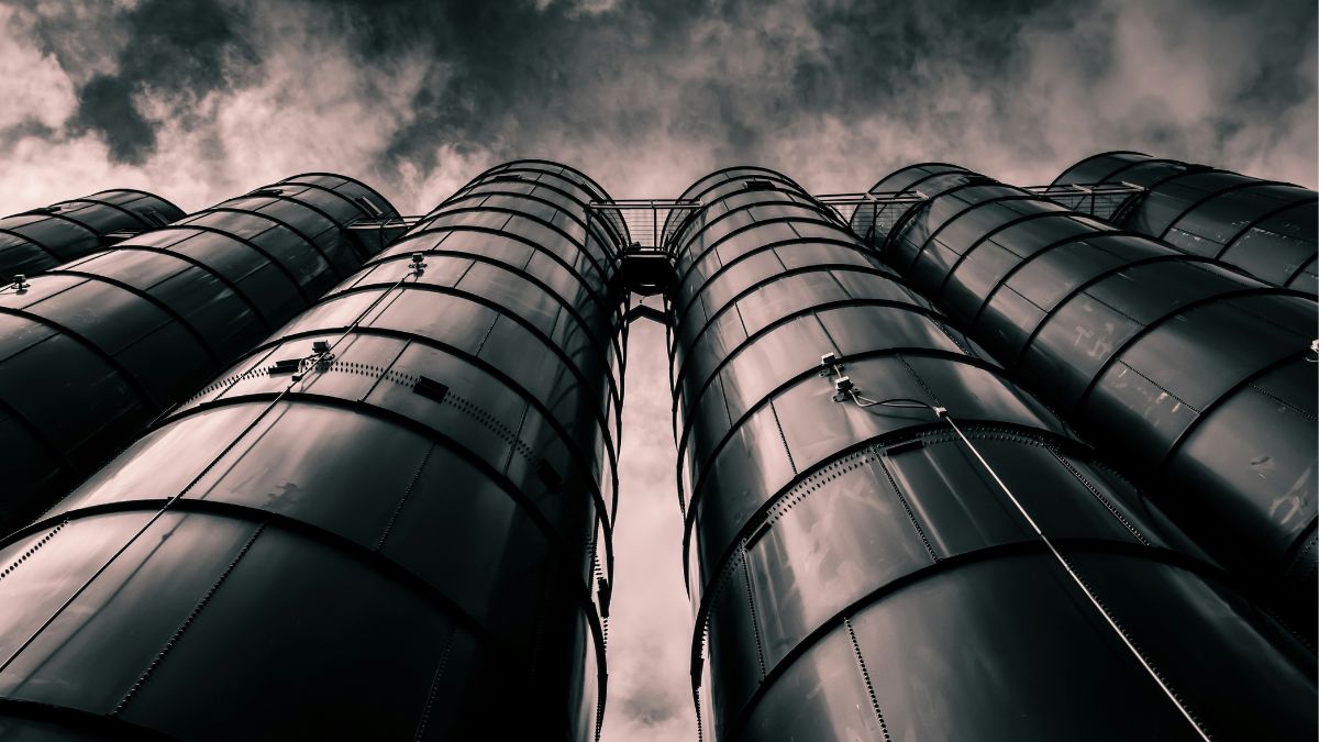 Tanques industriais de petróleo, simbolizando o corte de subsídios aos combustíveis