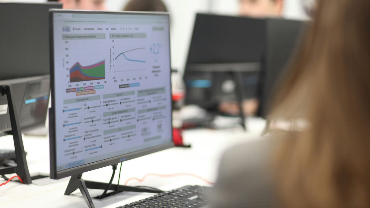 Analista financeiro monitorando os movimentos do mercado através da tela do computador, simbolizando a cotação do dólar comercial hoje, que mantém oscilação