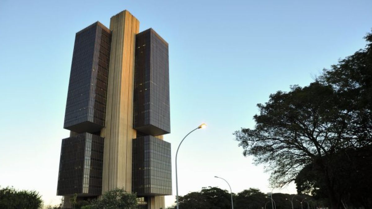 Fachada do edifício-sede do Banco Central do Brasil em Brasília, ilustrando o debate sobre a autonomia e o crédito para investimentos