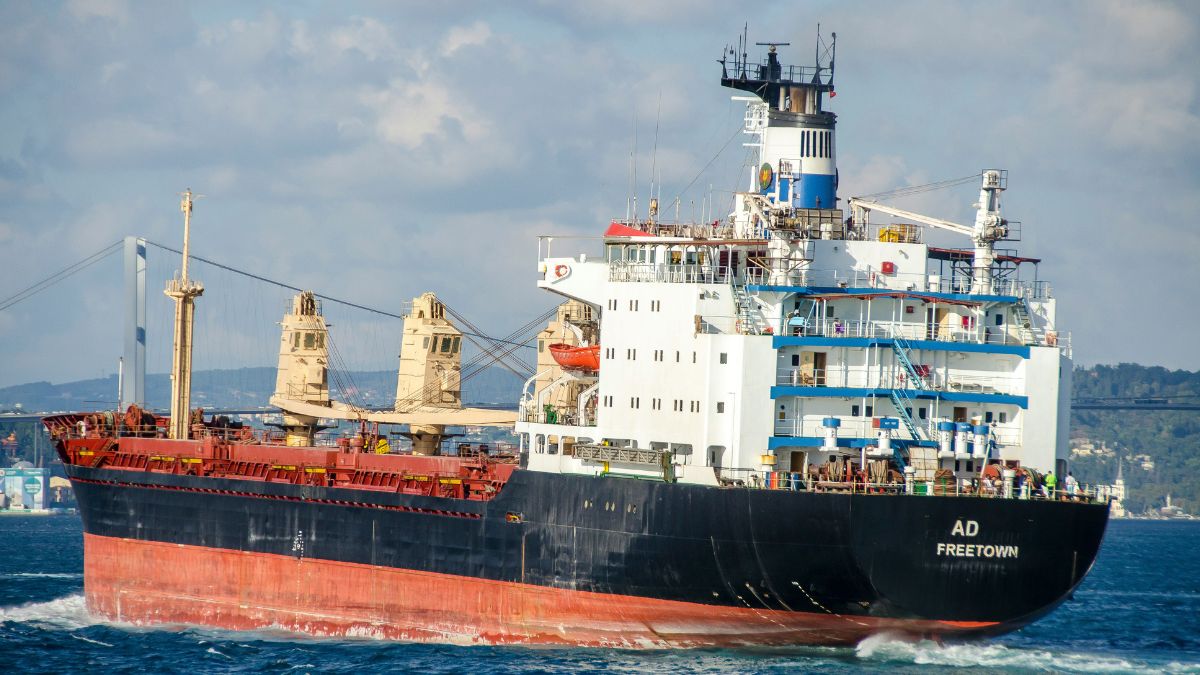 Navio petroleiro para ilustrar a suspensão das negociações entre EUA e Irã e a crise no Estreito de Ormuz