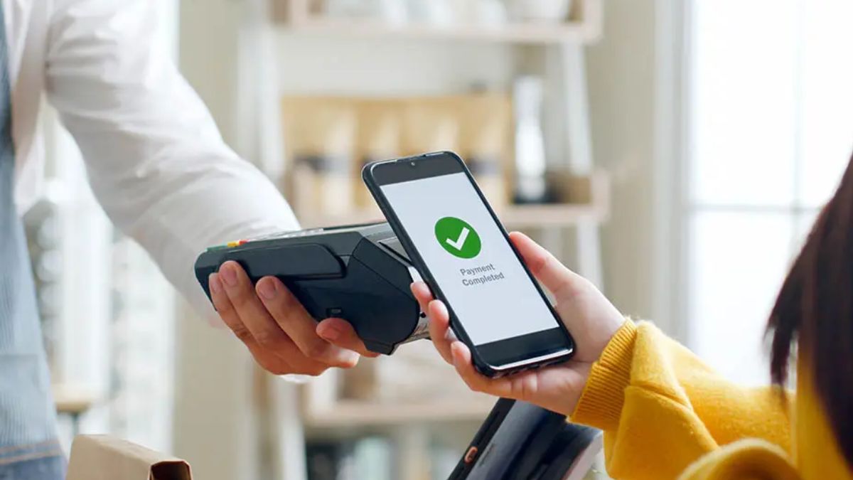 Pessoa utilizando aplicativo de banco no celular para ilustrar a defesa contra as críticas dos EUA ao Pix