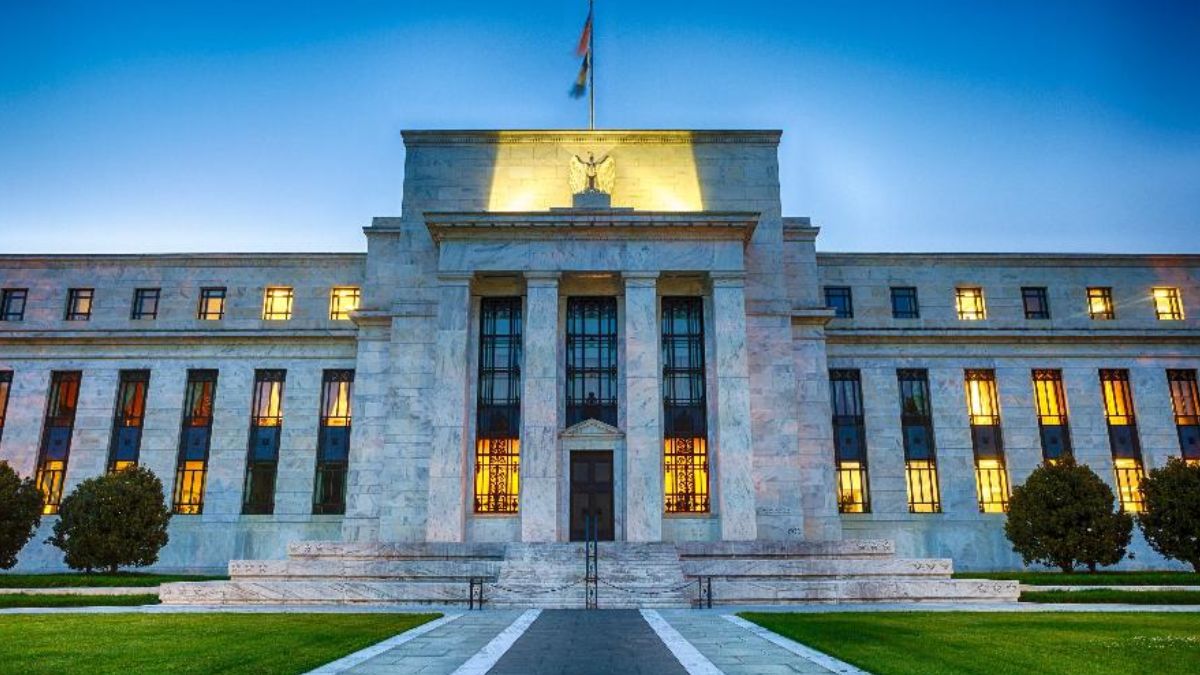 Fachada do Federal Reserve, ilustrando o impacto da decisão do Fed de manter a taxa de juros entre 3,50% e 3,75%