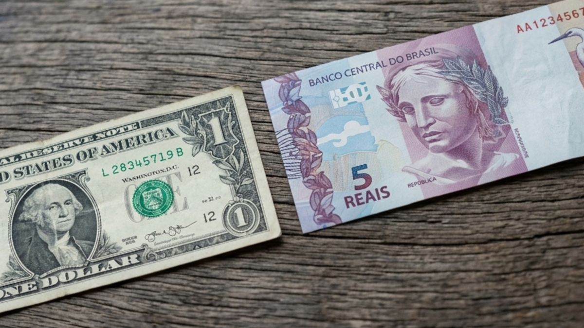 Nota de 1 dólar ao lado de nota de 5 Reais, simbolizando o diferencial de juros entre Brasil e EUA