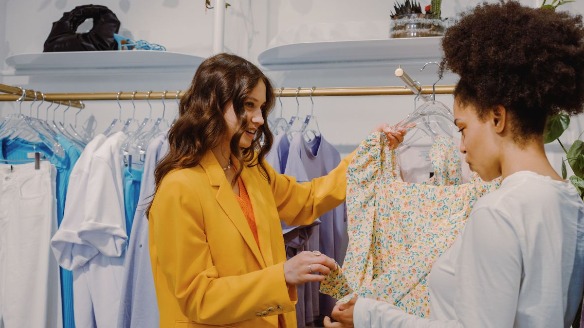 Cliente em uma loja de roupas, ilustrando como as dinâmicas após a divulgação do IPCA afetam o consumo.