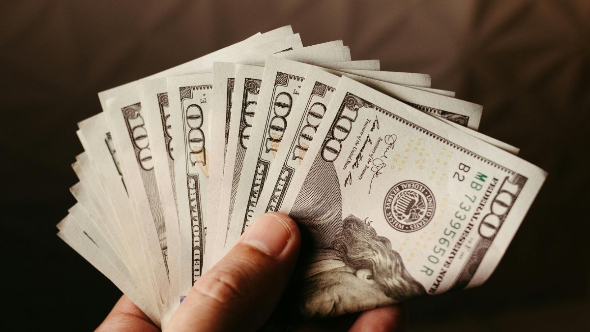 Notas de dólar para ilustrar a alta do dólar hoje para R$ 5