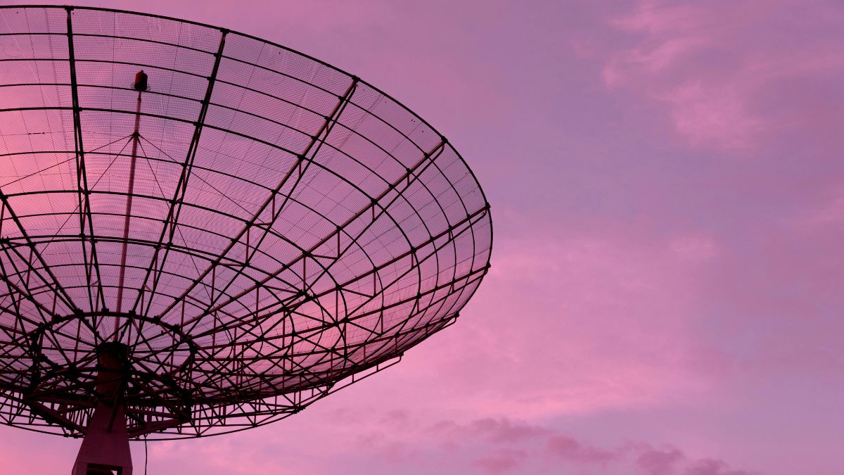 Grande antena parabólica de comunicação apontada para o céu para ilustrar a tecnologia de interceptação de drones hostis por ondas de rádio
