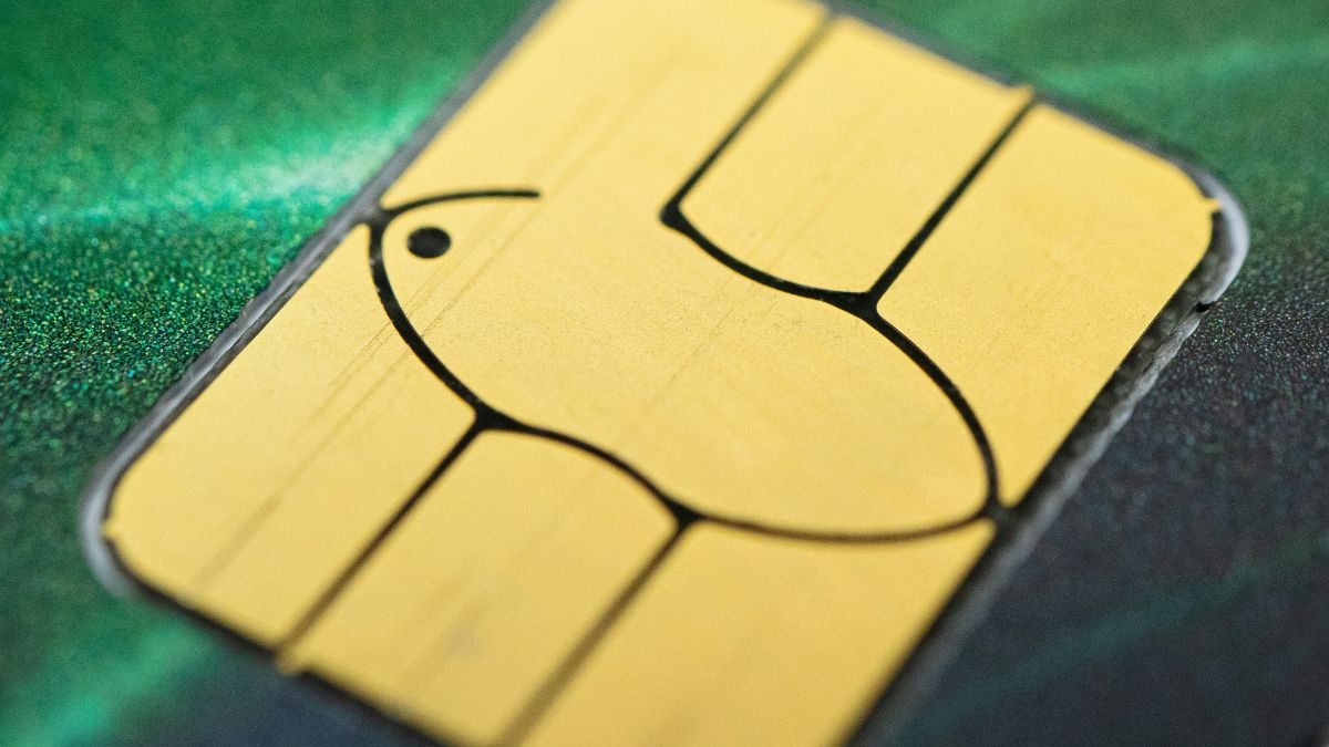 Chip de um cartão de crédito em close-up, para demonstrar o ecossistema de duplicatas escriturais lançado pelo Bacen