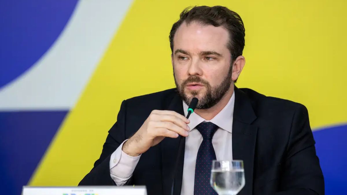 O ministro da Fazenda, Dario Durigan, em Xangai, durante o anúncio da emissão de títulos panda pelo Brasil
