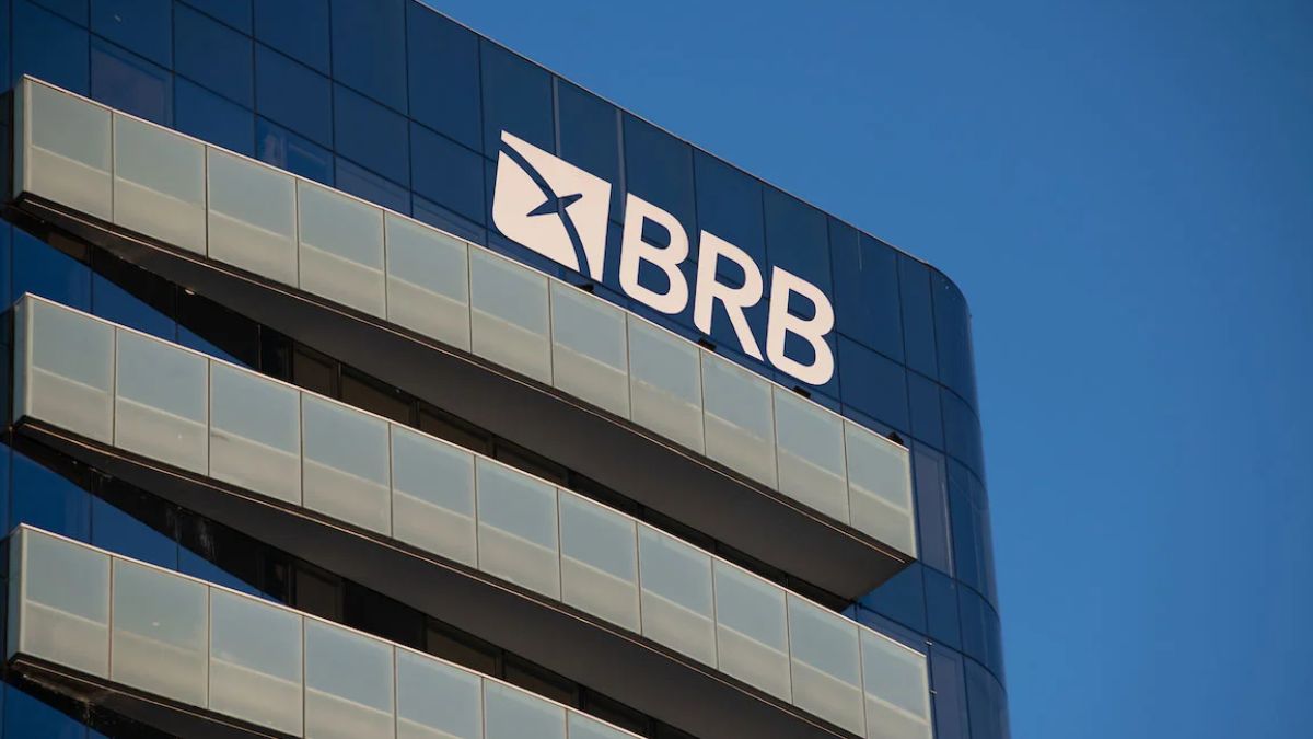 Fachada moderna do prédio do Banco de Brasília, ilustrando a análise sobre o novo empréstimo