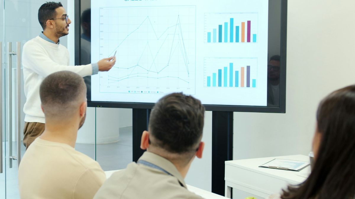 Reunião de executivos, simbolizando por que os grandes bancos travam o empréstimo para salvar o BRB