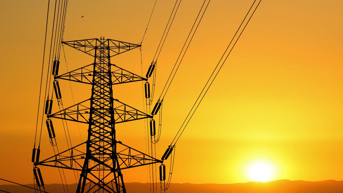 Linhas de transmissão de alta tensão para ilustrar o controle contra o excesso de geração de energia
