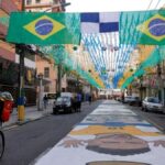 Rua enfeitada para a Copa do Mundo 2026, simbolizando o faturamento do Varejo com o mundial