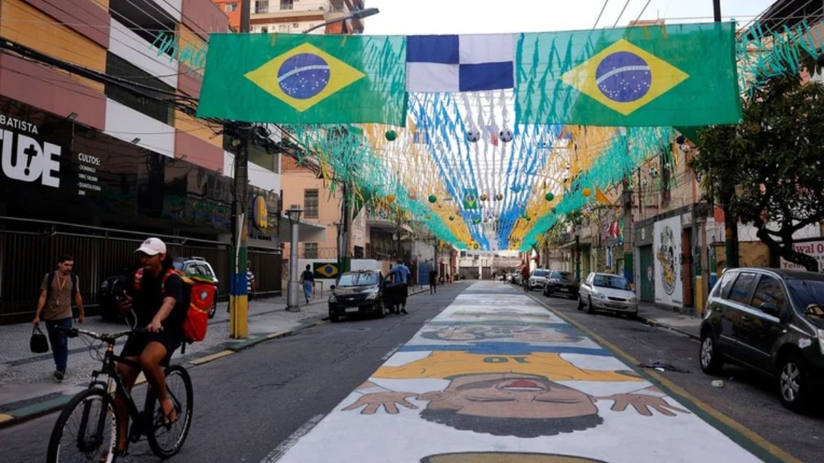 Rua enfeitada para a Copa do Mundo 2026, simbolizando o faturamento do Varejo com o mundial