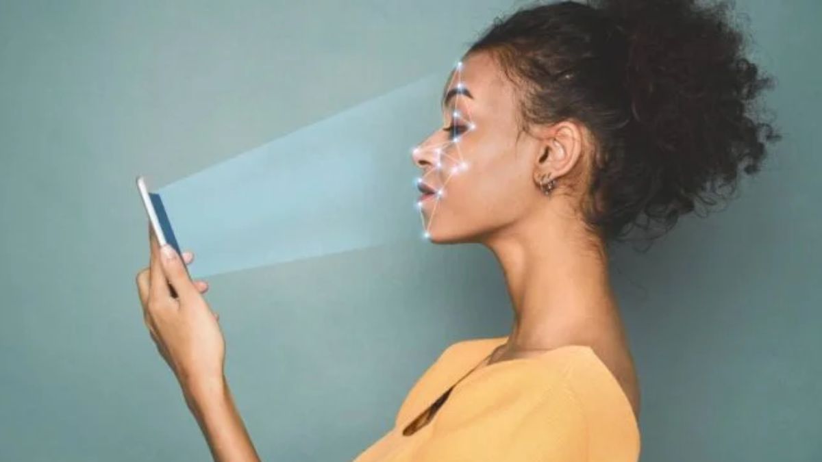 Pessoa segurando smartphone ilustrando reconhecimento facial para combater fraudes biométricas