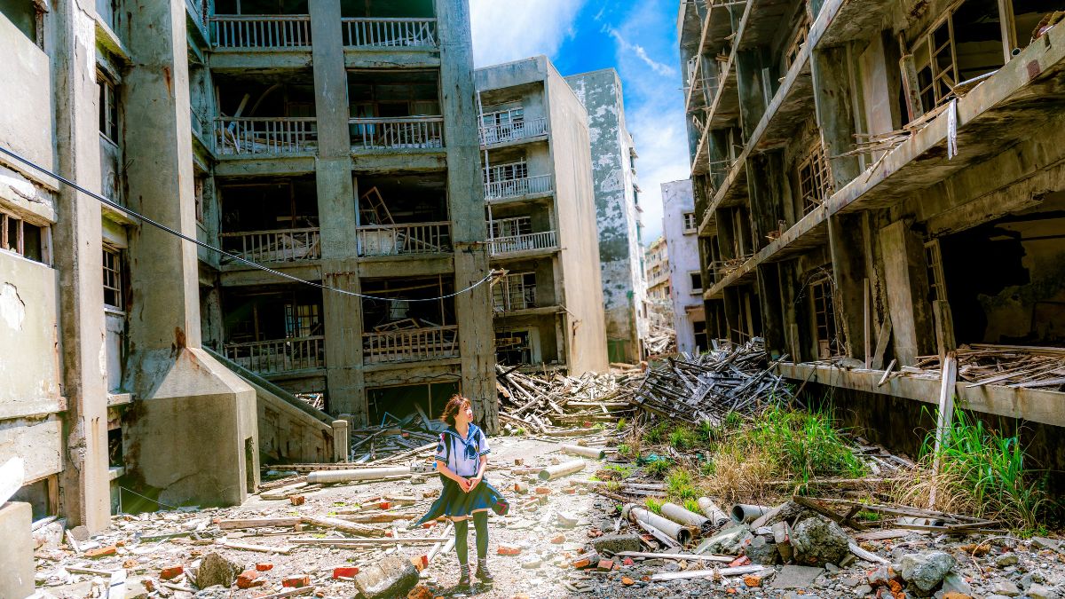 Menina perdida em rua destruída pela guerra, simbolizando a guerra no oriente médio e a instabilidade econômica