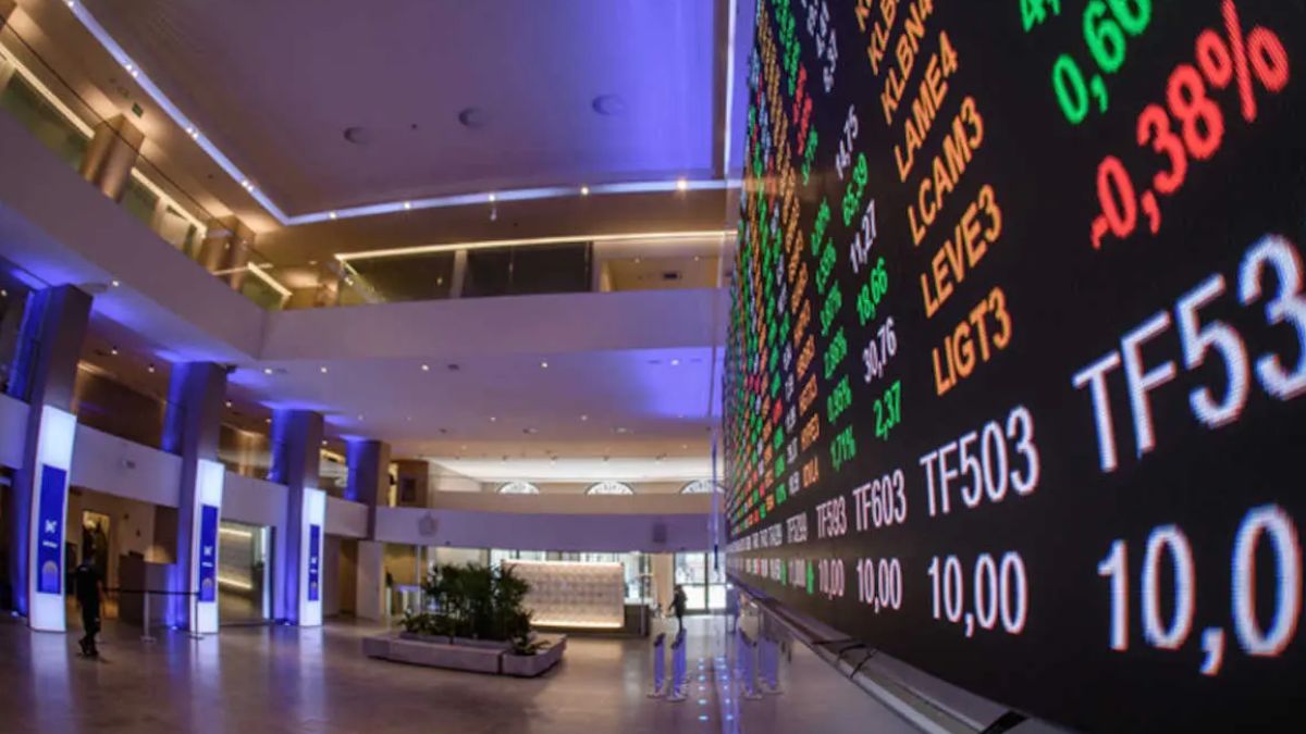 Painel da B3, simbolizando o recuo do Ibovespa Futuro com o impasse entre EUA e Irã